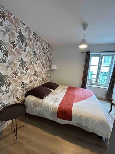 - une chambre avec un lit et une couverture colorée dans l'établissement Maison typique au sein d’un village remarquable, à Moncontour