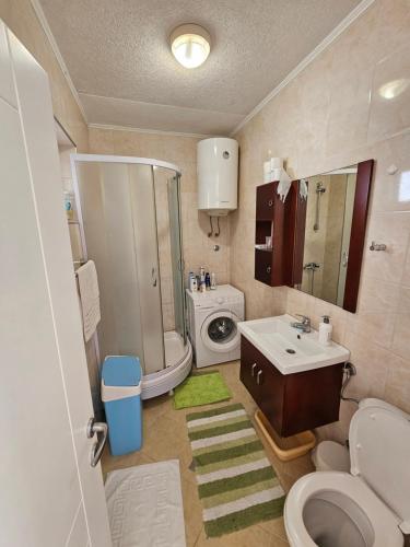 een badkamer met een wastafel en een wasmachine bij Apartment Ralf in Ulcinj