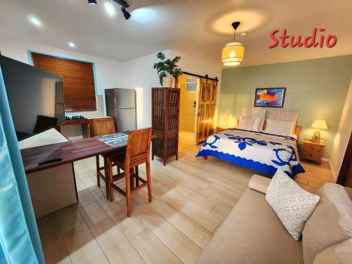 Postel nebo postele na pokoji v ubytování Studio bord de mer Fare Tahitea Pension