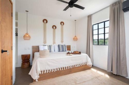 トゥルムにあるPrivate villa Maxanab 7rooms pool + Beach clubのベッドルーム1室(ベッド1台、シーリングファン付)