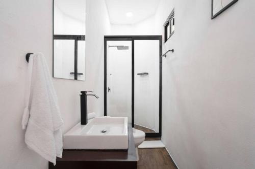 トゥルムにあるPrivate villa Maxanab 7rooms pool + Beach clubの洗面台とトイレを備えた白いバスルーム