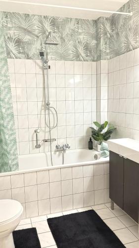 La salle de bains est pourvue d'une douche et d'une baignoire. dans l'établissement Wohnung im Zentrum von Essen, à Essen