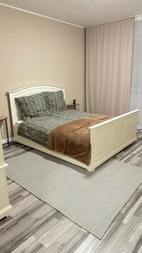 ein Schlafzimmer mit einem großen Bett in einem Zimmer in der Unterkunft Wohnung im Zentrum von Essen in Essen
