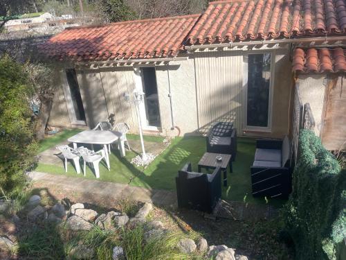 - une vue aérienne sur une cour avec une table et des chaises dans l'établissement Charmant logement avec jardin privatif à la campagne, au Beausset
