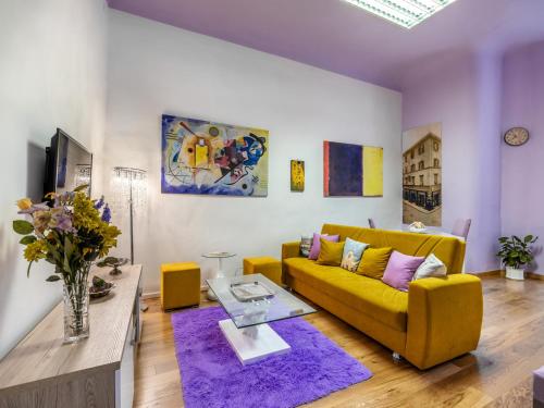 een woonkamer met een gele bank en een tafel bij Pitti Mannelli Suite in Florence
