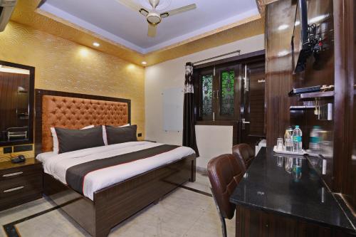 新德里的住宿－Collection O Nk Residency Kalkaji Near Lotus Temple，一间卧室配有一张床和一张书桌