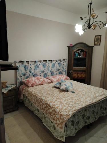 ein Schlafzimmer mit einem Bett mit einem Kissen darauf in der Unterkunft Casa Vacanze Sally in Arborea 
