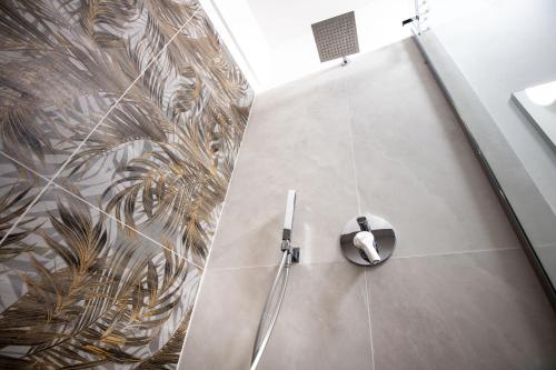 y baño con ducha y pared. en Casa Malu', en Legnano