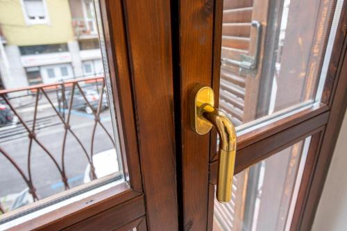 a wooden door with a brass door knob at Casa Malu' in Legnano