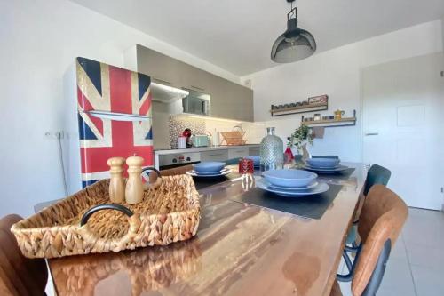 d'une salle à manger avec une table et des plats bleus. dans l'établissement Bright apartment with balcony, à Montpellier
