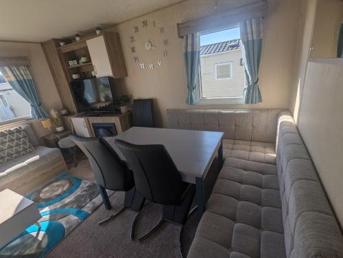 Televisyen dan/atau pusat hiburan di Caravan sleeps 8 at Littlesea, Weymouth