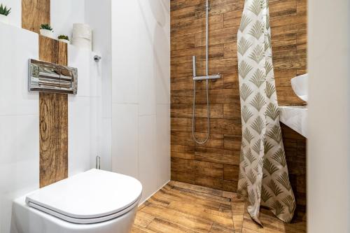 La salle de bains est pourvue d'une douche et de toilettes. dans l'établissement Janasa Comfort Studio, à Katowice