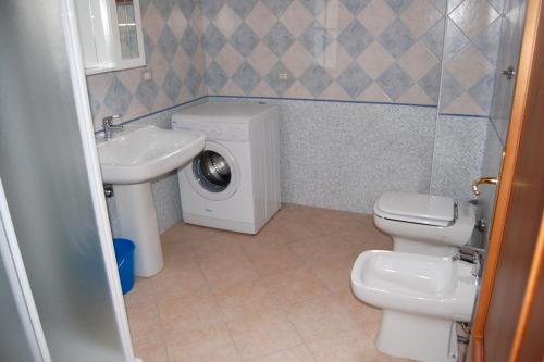 łazienka z pralką w obiekcie Appartamento di nuova costruzione con veranda vista mare a Maladroxia C66 w mieście Maladroscia
