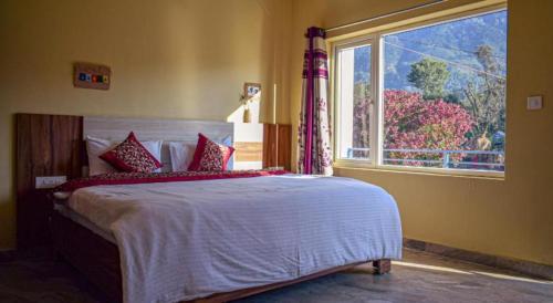 ein Schlafzimmer mit einem großen Bett und einem Fenster in der Unterkunft Old Bhardwaj guest house Inn Bodhgaya in Gaya