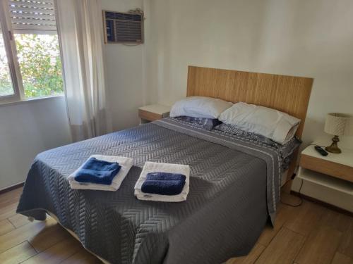 een slaapkamer met een bed met twee handdoeken erop bij Apart Campana VDP in Buenos Aires