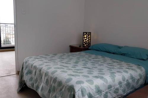 una camera da letto con un letto con cuscini blu di Departamento en Cayma ad Arequipa