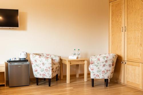 a room with a table and two chairs and a table at Dworek Zyskowskiego in Danowskie