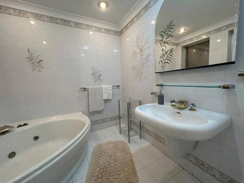 A bathroom at Seaview Serenity 3-Bedroom Apt view over Valletta Harbour