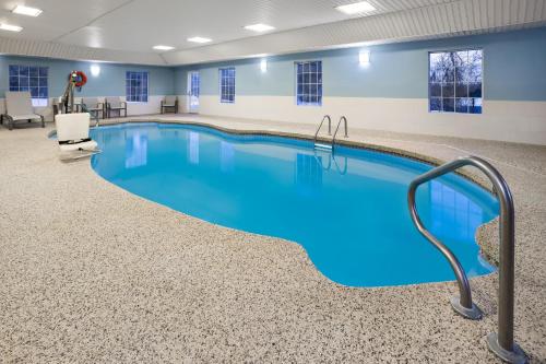 a pool in a hospital room with blue water at Holiday Inn Express Hotel & Suites Brattleboro by IHG in Brattleboro