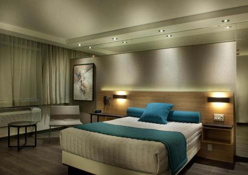 Postel nebo postele na pokoji v ubytování Ramada by Wyndham Laval