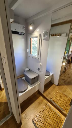 uma pequena casa de banho com WC e lavatório em Tiny House Les nuits du Verger em Couëron