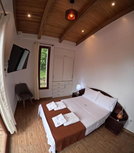 a bedroom with a bed with two towels on it at Donce Extremo in San Carlos