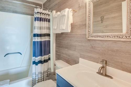 uma casa de banho com um lavatório, um WC e um chuveiro em The Beach Is Back em Myrtle Beach