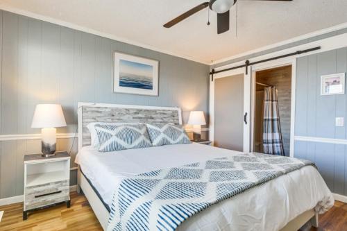 Schlafzimmer mit einem Bett und einem Deckenventilator in der Unterkunft The Beach Is Back in Myrtle Beach