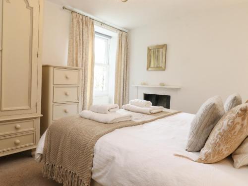 een slaapkamer met een bed met handdoeken erop bij Buttercup Cottage in Troutbeck