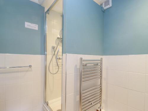 W łazience znajduje się prysznic ze szklanymi drzwiami. w obiekcie Buttercup Cottage w mieście Troutbeck