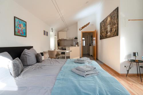 ein Schlafzimmer mit einem Bett mit Handtüchern darauf in der Unterkunft Ferienwohnung Neuhaus in Wolfsburg