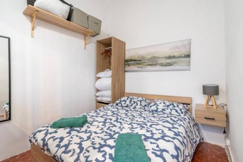 - une chambre avec un lit blanc dans l'établissement Charmant T2 au cœur du Panier, à Marseille