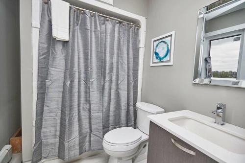 y baño con aseo y lavamanos. en Clifton Hill Hideaway 4A - Two Bedroom Condo, en Niagara Falls