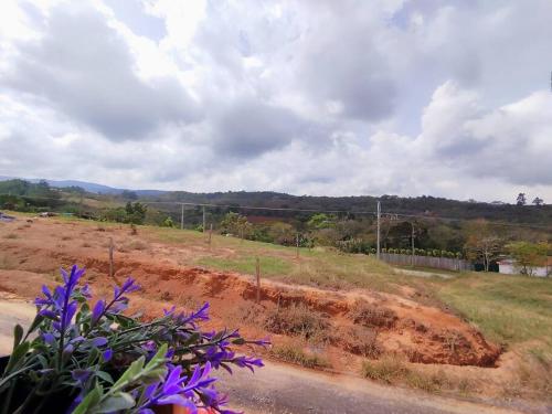 a view of a dirt hill with a field at Hermoso apartamento en Curití in Curití
