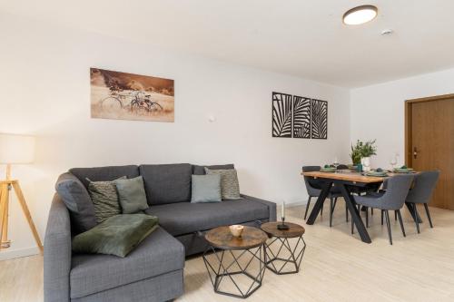 una sala de estar con un sofá y una mesa en EasyBike Balkon Switch 4P Grill, en Arnsberg