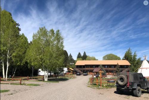 サウス・フォークにあるUte Bluff Lodge, Cabins and RV parkの建物前に停まったジープ