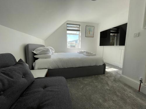 מיטה או מיטות בחדר ב-The Rocks - Sun Decked Duplex & Cliff Side Jewel