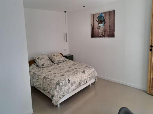 ein Schlafzimmer mit einem Bett in einem weißen Zimmer in der Unterkunft Rez de villa Draguignan Yukhouse in Draguignan