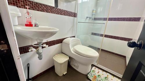 La salle de bains est pourvue de toilettes, d'un lavabo et d'une douche. dans l'établissement La Marteja, à Salento