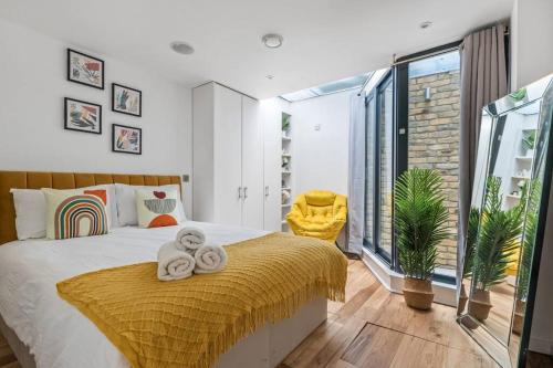 2 bed arty flat at Trafalgar Square في لندن: غرفة نوم عليها سرير وفوط