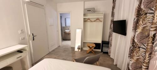 a room with a table and a chair in a room at Anthias Rooms Affittacamere in Porto San Paolo