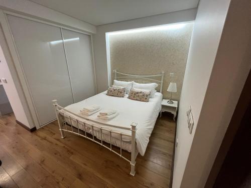 ポルトにあるMerc Porto Santa Catarinaのベッドルーム(白いベッド、枕付)