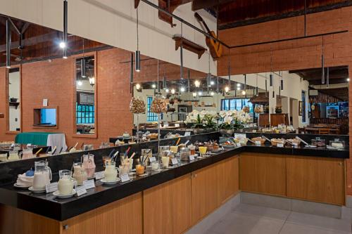 een restaurant met een toonbank vol eten bij Recanto Alvorada Eco Resort in Brotas