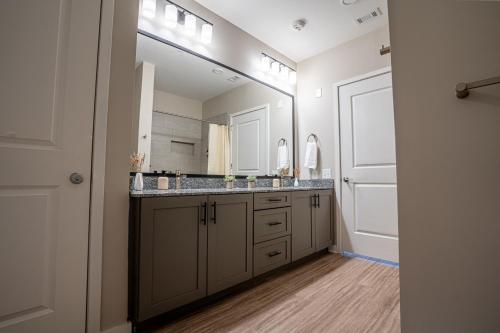 Φωτογραφία από το άλμπουμ του Elegant, Spacious 3BR 2B Apt Perfect for Long Stays στην Αθήνα