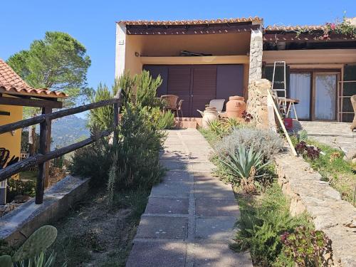 una casa con un camino que conduce al patio delantero en Coralli House, en Casagliana