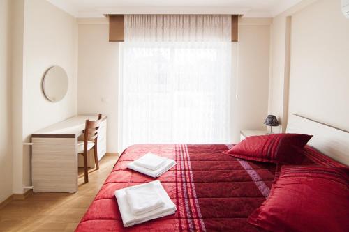 ダルヤンにあるVilla Kaylemのベッドルーム1室(赤いベッド1台、タオル2枚付)