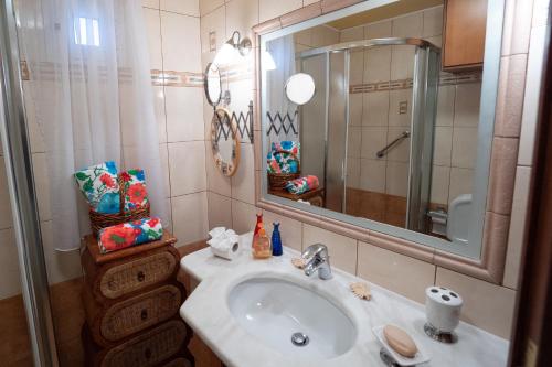 a bathroom with a sink and a mirror at Guest house Anastazia in Krousón