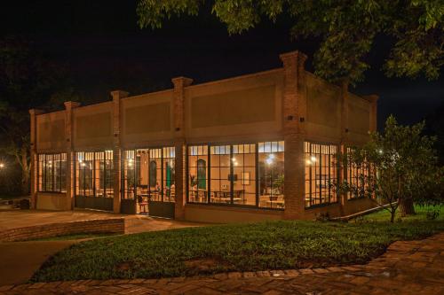 een groot bakstenen gebouw met ramen in de nacht bij Recanto Alvorada Eco Resort in Brotas