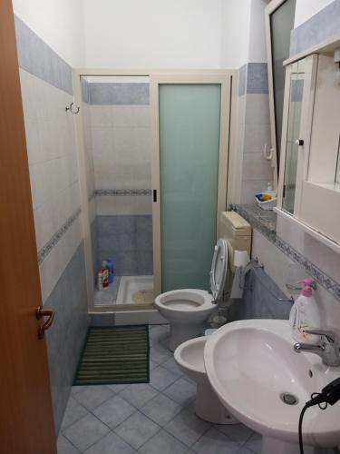 La salle de bains est pourvue de toilettes et d'un lavabo. dans l'établissement La casetta sul mare, à Venetico