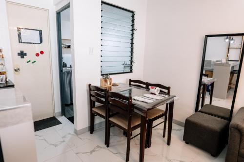 comedor con mesa y silla en Hideout Airbnb, en Pandi